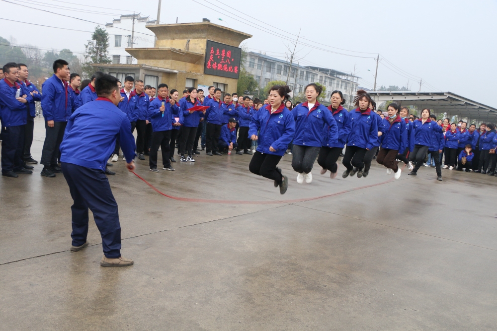 齐心协力“跳” “绳”彩亦飞扬