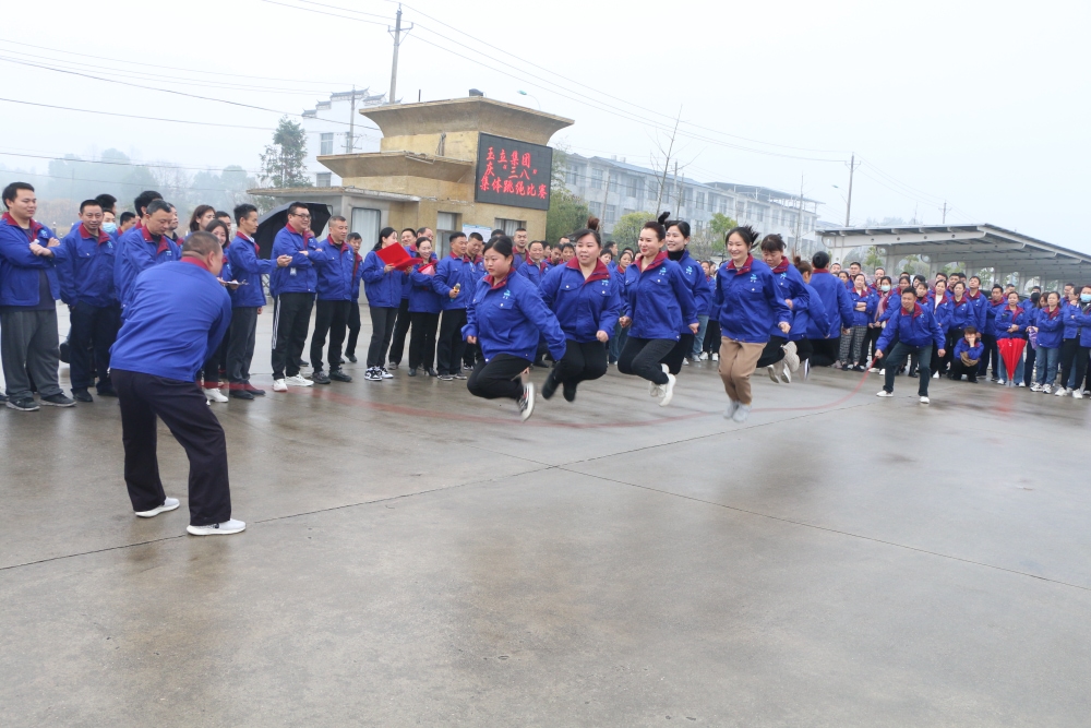 齐心协力“跳” “绳”彩亦飞扬